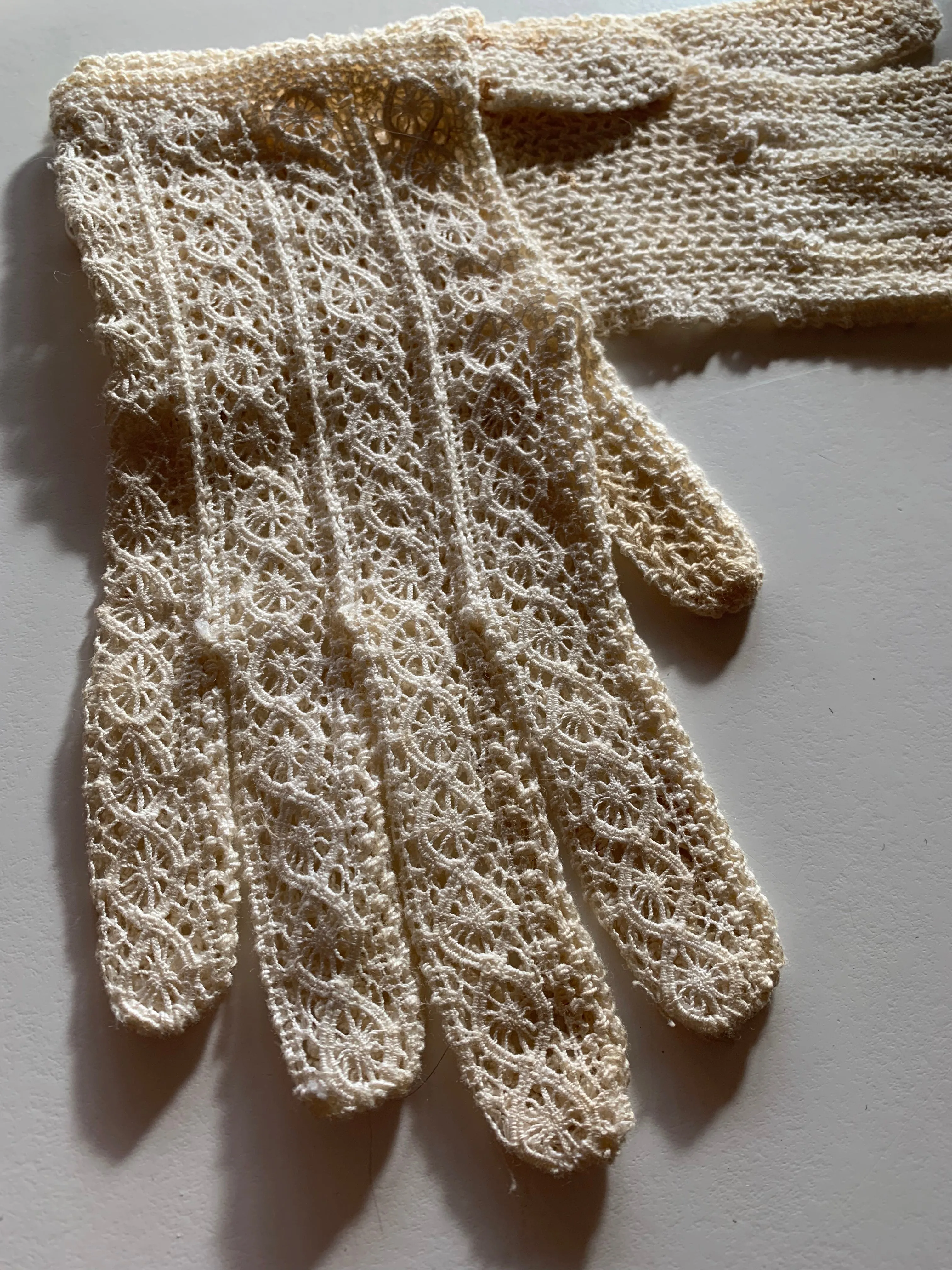 1910s Vintage Winter White Crochet Lace Gloves with Faux Pearl Button