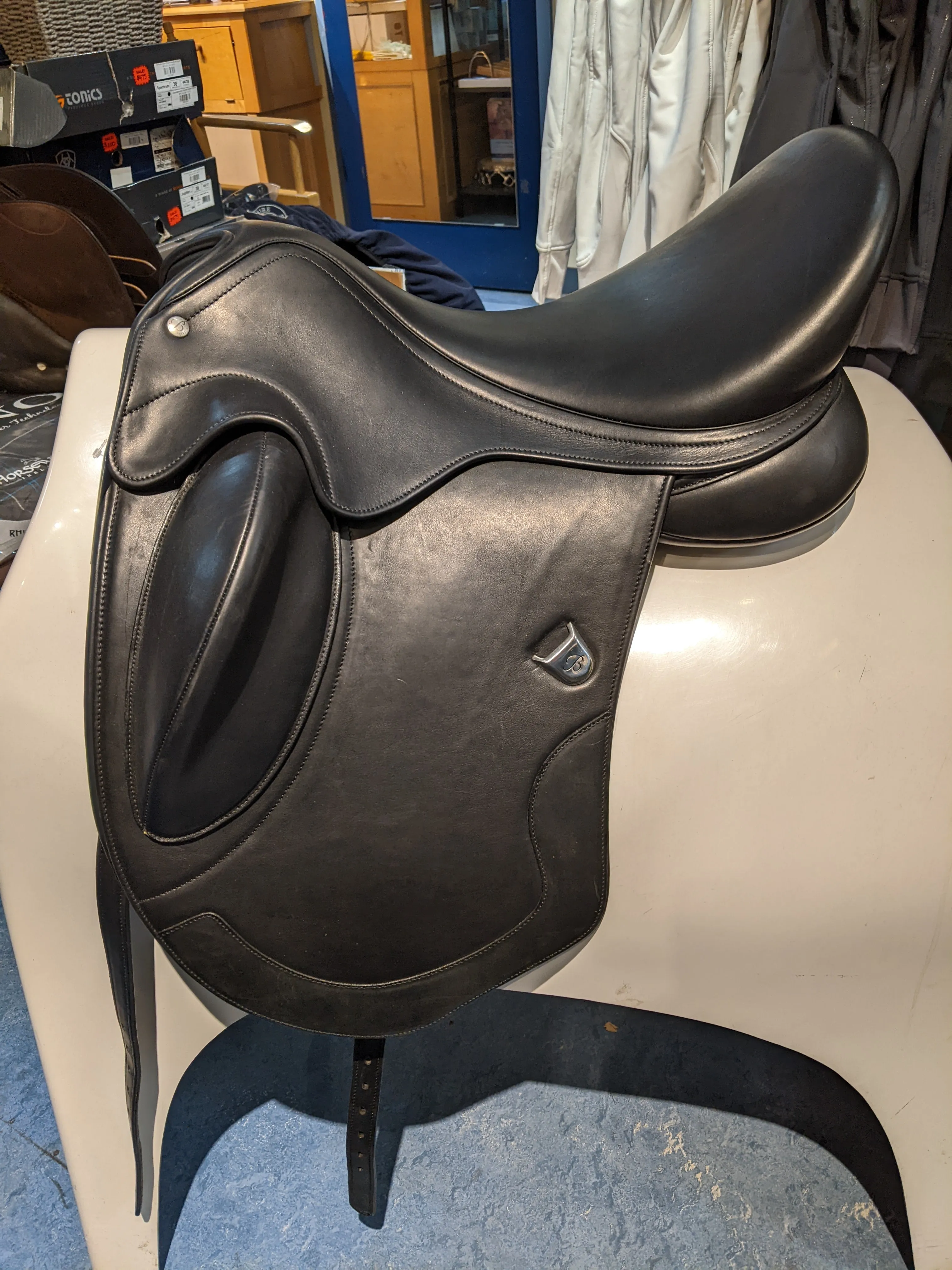 Consignment Bates Artiste Dressage Saddle 17